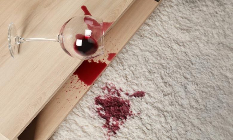 Cómo quitar rápida y fácilmente el vino tinto de la alfombra