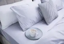 Cómo lavar fundas de almohadas de seda para mantenerlas lujosas