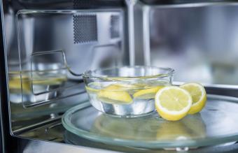 Limpiar el microondas con limón