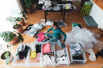 Mujer organiza ropa