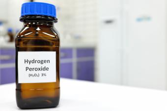 Solución de peróxido de hidrógeno en una botella de color ámbar marrón