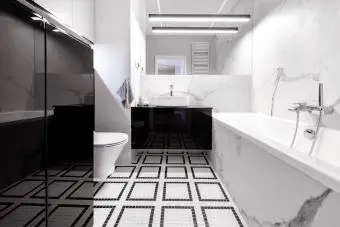 Baño moderno con acabado de mármol en estilo blanco y negro.