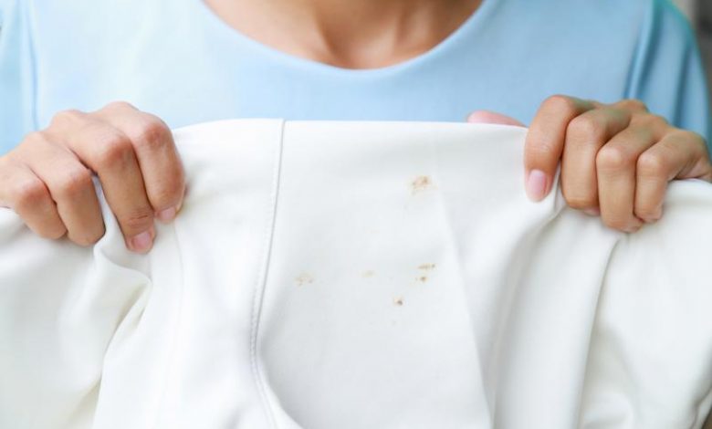 Cómo quitar las manchas de óxido de la ropa (blancas y de color)