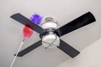 Plumero colorido en ventilador de dormitorio polvoriento
