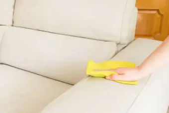sofá de cuero blanco limpio