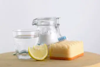 Bicarbonato de sodio en frasco de vidrio Vinagre y limón en la mesa