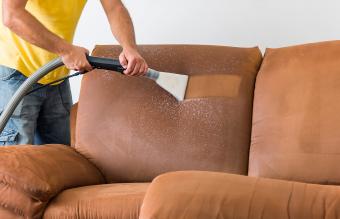 Limpieza profesional a vapor de un sofá