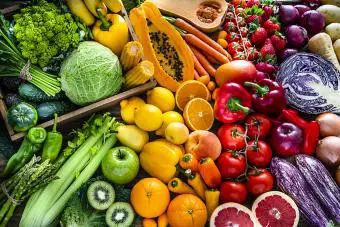 una variedad de frutas y verduras coloridas en orden de arco iris
