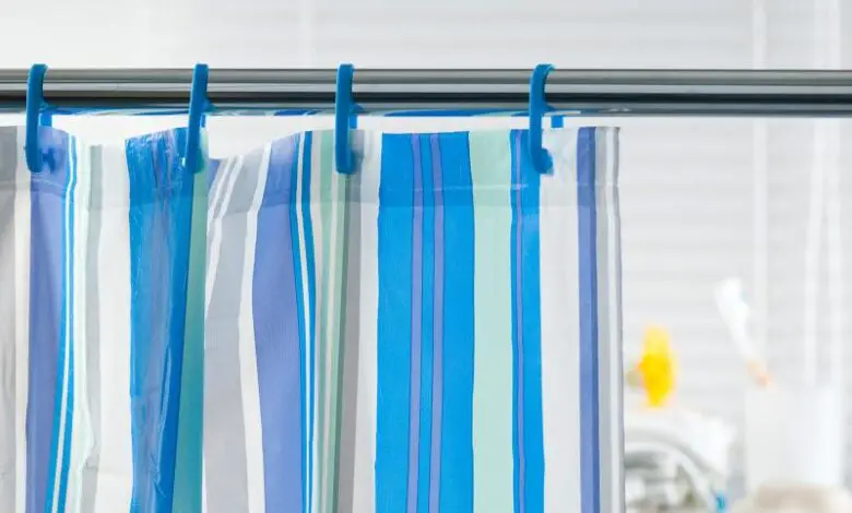 Cómo limpiar una cortina de baño para un refrigerio digno de un spa
