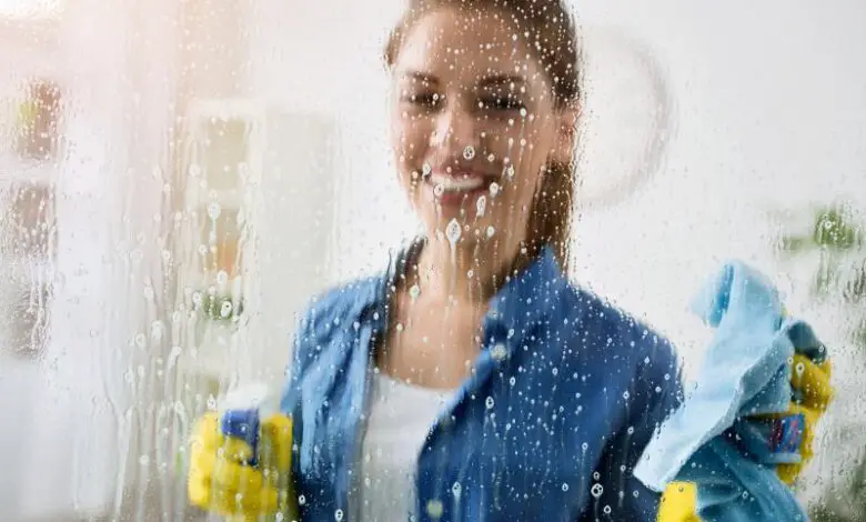 Cómo limpiar puertas de ducha de vidrio y quitar manchas de agua
