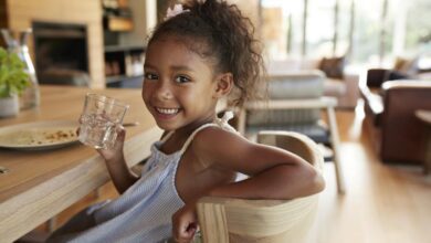10 maneras divertidas y fáciles de hacer que tus hijos beban más agua