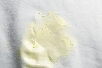 Mancha de mantequilla en tela blanca