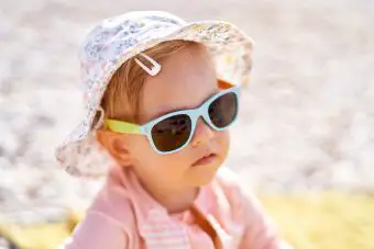 Niña con gafas de sol en la playa