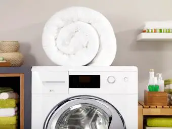Edredón doblado sobre una lavadora en un lavadero
