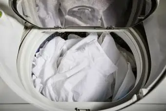 Ropa blanca en la lavadora