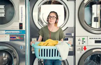 Mujer joven en una lavandería
