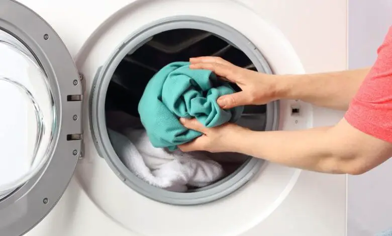 ¿Poner la ropa en la secadora o en la lavadora mata los gérmenes?