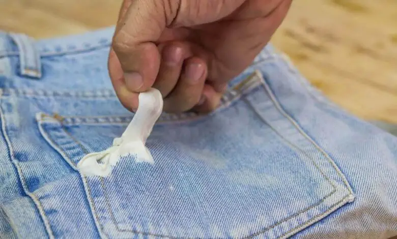 Cómo quitar el chicle de la ropa en 8 formas fáciles