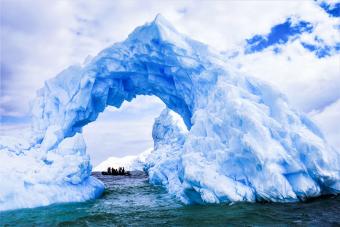 Un iceberg de hielo azul en la Antártida con un agujero interesante