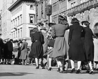 mujeres caminando al trabajo en la década de 1940