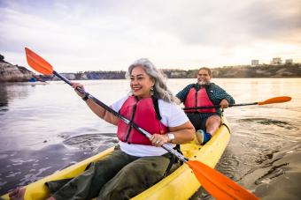 pareja senior en kayak 