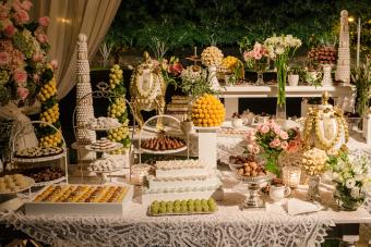 https://cf.ltkcdn.net/celebrations/weddings/images/slide/339402-850x566-dessert-bar-1141939094.jpg