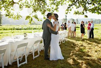 https://cf.ltkcdn.net/celebrations/weddings/images/slide/339403-850x566-wedding-countryside-128374624.jpg