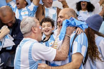 https://cf.ltkcdn.net/life/lifestyle/images/slide/341903-850x566-argentinian-football-fans-1427961243.jpg