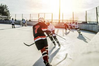 https://cf.ltkcdn.net/life/lifestyle/images/slide/341905-850x566-jugando-hockey-sobre-hielo-672150925.jpg