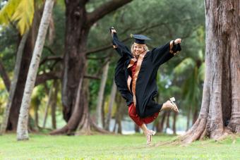 Graduado saltando de alegría 