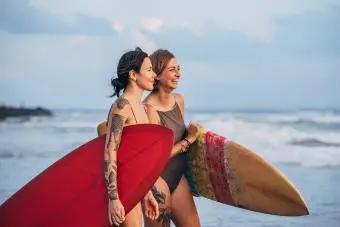 Mujer surfistas en la playa 