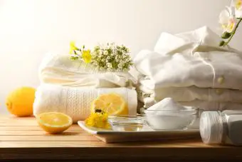 limón, bicarbonato de sodio y ropa limpia