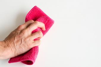 Pared de limpieza a mano con paño rosa 