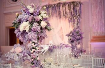 Decoración de mesa en colores lilas