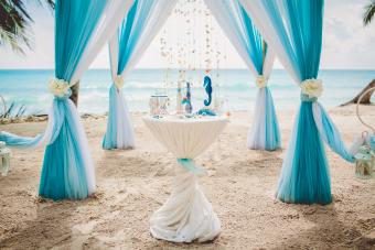 Pasillo de boda azul y blanco en una playa