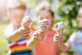 Grupo de niños en el parque comiendo helado