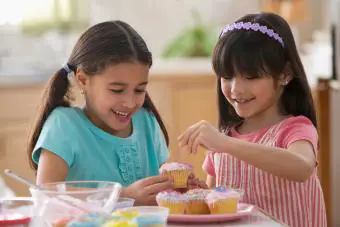 Chicas decorando cupcakes juntas