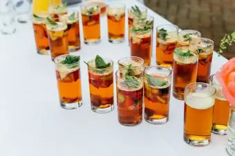 https://cf.ltkcdn.net/celebrations/weddings/images/slide/342940-850x567-signature-cocktail-1214565291.jpg