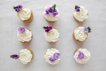 https://cf.ltkcdn.net/celebrations/weddings/images/slide/342943-850x567-wedding-cupcakes-607586190.jpg