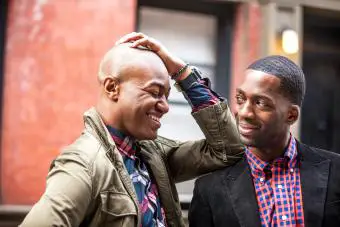 Una pareja gay divirtiéndose juntos en la Ciudad de Nueva York