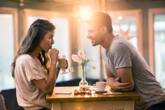 Pareja joven enamorada pasando tiempo juntos en un café