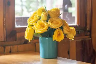 https://cf.ltkcdn.net/life/relationships/images/slide/342807-850x566-yellow-flowers-vase-1096458546.jpg