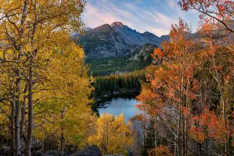 https://cf.ltkcdn.net/www/images/slide/346709-850x566-longs-peak-bear-lake-autumn-1181234635.jpg